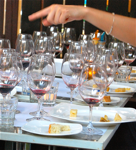 Table at iYellow wine and cheese