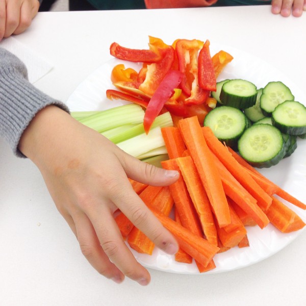 Kids eating veggies on eatlivetravelwrite.com