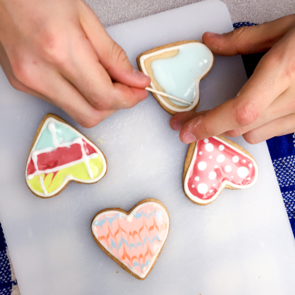 Kids using the flooding technique for cookies on eatlivetravelwrite.com