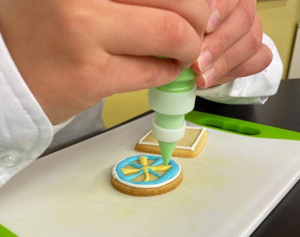 Intricate designs decorating sugar cookies with Adell Shneer on eatlivetravelwrite.com