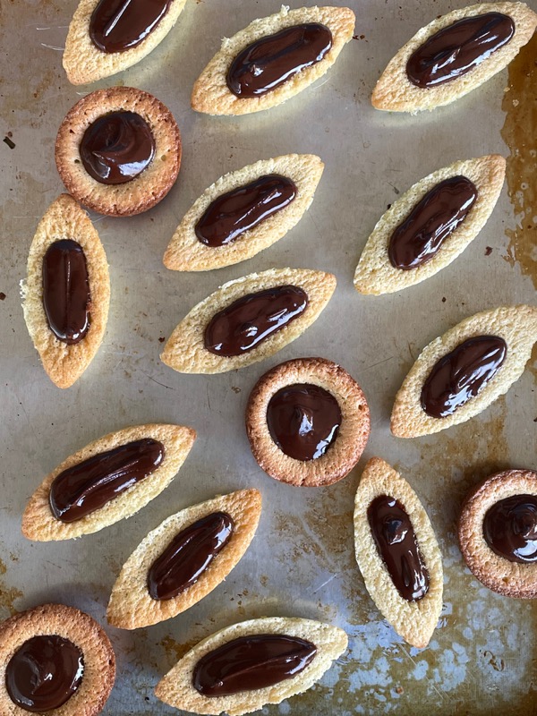 Barquettes au chocolate on a baking tray.