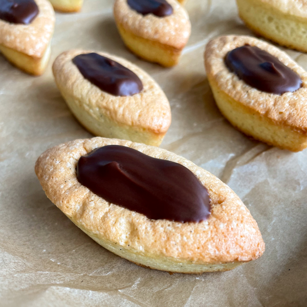 Close up of barquettes au chocolate on a baking tray.