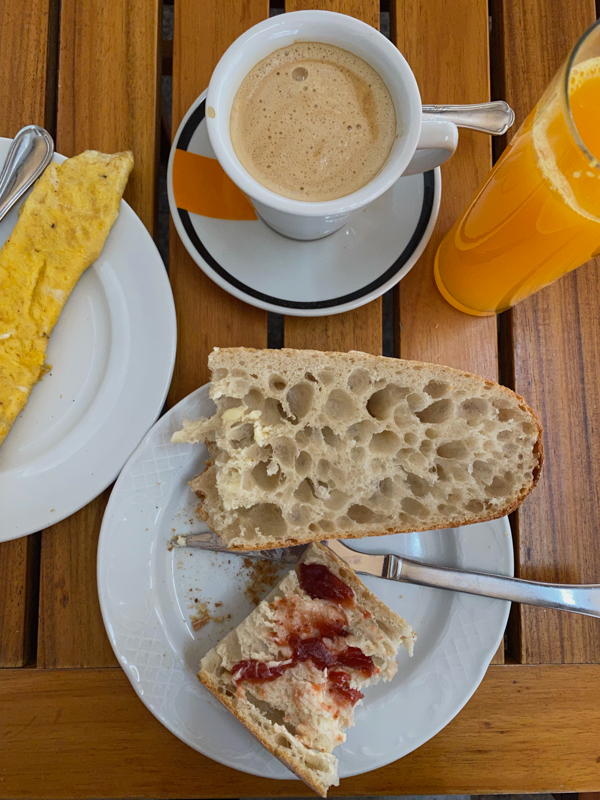 Breakfast in Sarría (toast, coffee, onrange juice, omelette).
