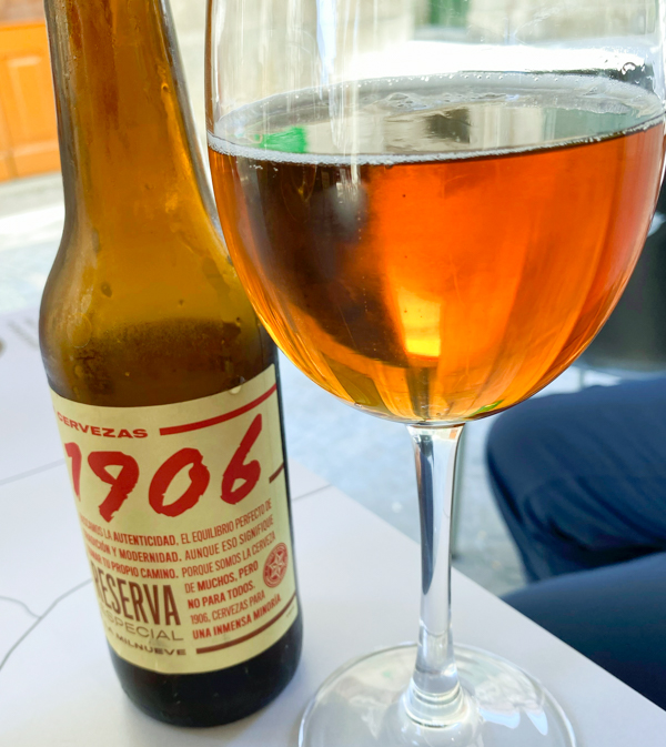 1906 beer in Melide on a table.